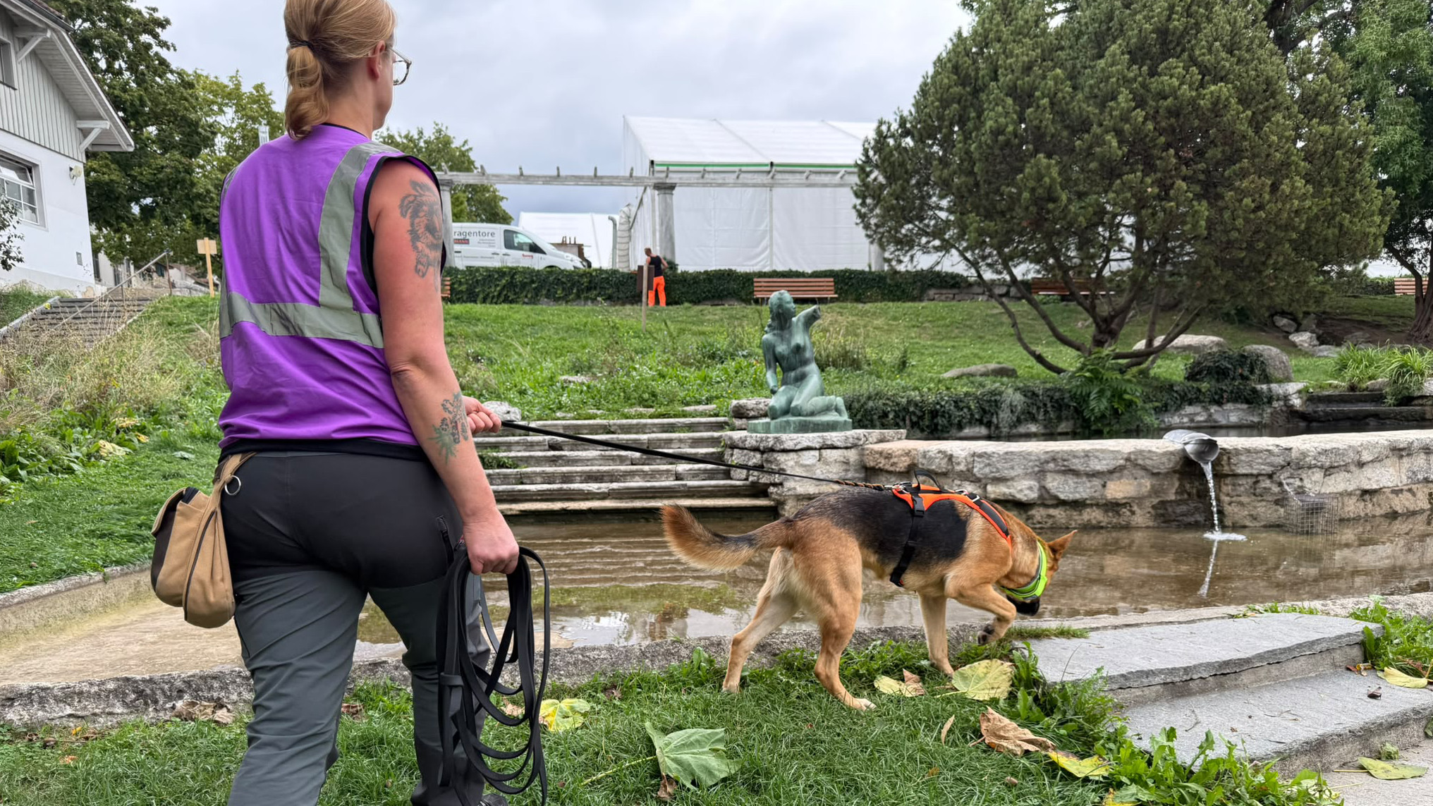 Mensch und Hund beim gemeinsamen Mantrailing in der Stadt